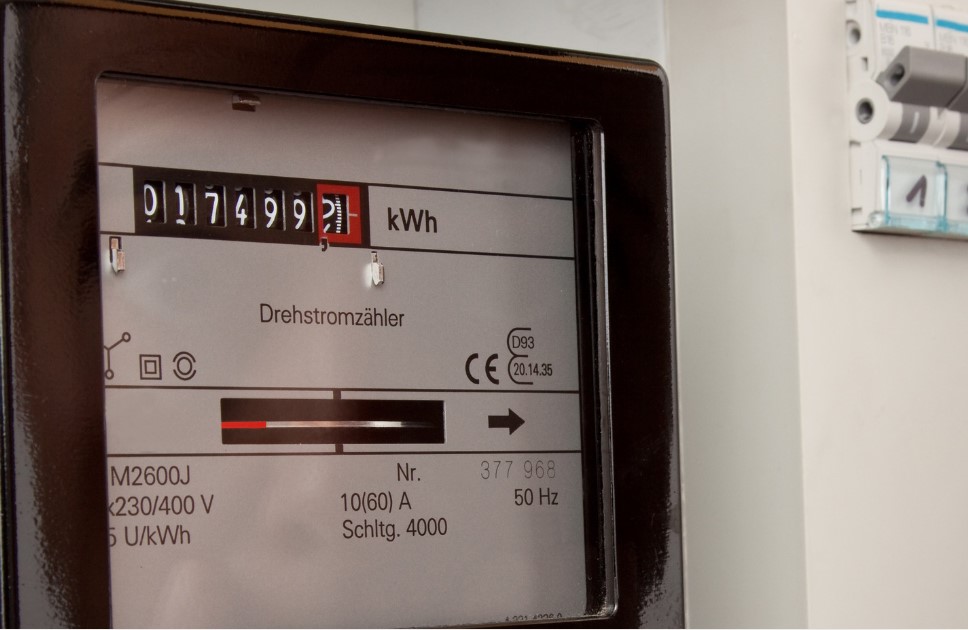 1 июля оплатят. Красная цифра на счетчике электроэнергии. Холодильный контроллер с режимом экономии электроэнергии. Турбо стойку электросчетчик. Плата за ГАЗ.